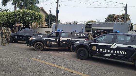 Na operação são cumpridos dois mandados de prisão e mandados de busca e apreensão.