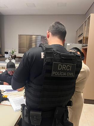 O cumprimento das ordens judiciais é coordenado por equipes da DRCI e conta com apoio da Delegacia Regional e da Delegacia Especializada de Roubos e Furtos (Derf) de Rondonópolis.