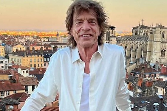 Mick Jagger reunia elenco e equipe do filme “Three Incestuous Sisters” quando a polícia encerrou o evento.