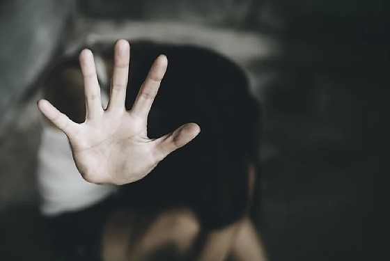 Ela passou mal em frente à residência onde mora, com fortes dores abdominais, e foi levada até a unidade por um vizinho que presenciou a situação.