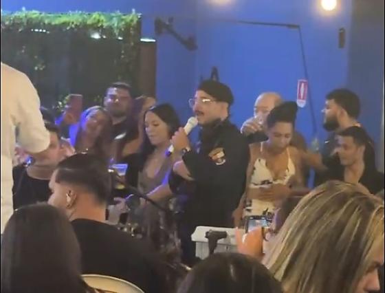 Até agora não há informações sobre a identificação do policial.