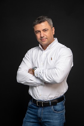 Marcelo Ponce é comunicador, diretor e apresentador especializado em agronegócio. Atua na comunicação desde 2009, com passagem por emissoras como TV Assembleia de Mato Grosso e TV Centro América, além de dirigir diversos projetos televisivos no estad
