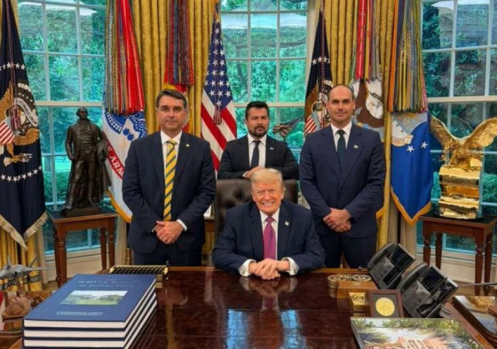 Governo americano confirmou que emitirá vistos para Flávio Bolsonaro e seus familiares.