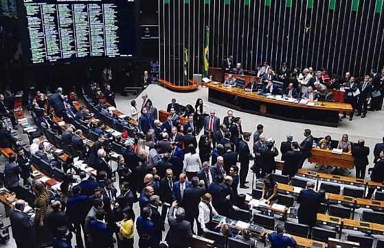 A PEC está na pauta de terça-feira (16).