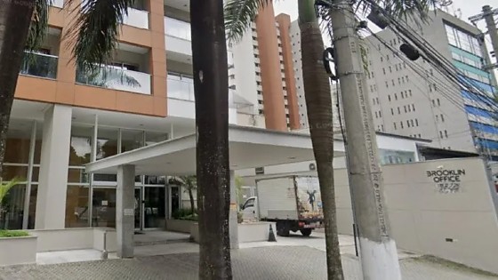 A vítima, identificada como Roseli Fernandes, passou por uma aplicação de PMMA nos glúteos e coxas e morreu após sofrer uma parada cardiorrespiratória.