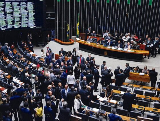 A PEC está na pauta de terça-feira (16).
