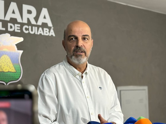 O ex-secretário Amauri Monge durante esclarecimentos a jornalistas na Câmara de Cuiabá; ex-gestor classificou acusações de compras excessivas como "ilações"