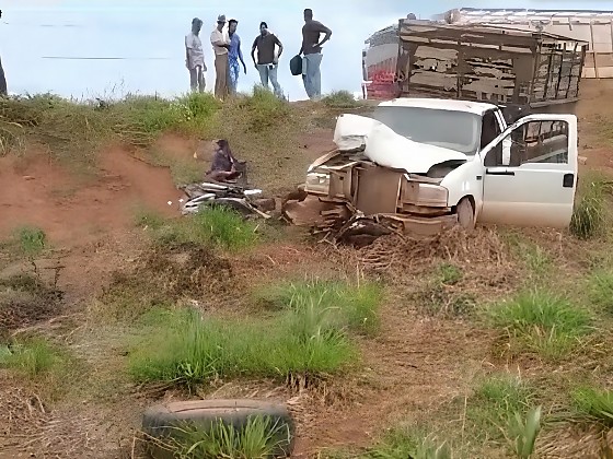 Restos da motocicleta Honda XRE ficaram espalhados pela rodovia estadual após o impacto frontal.