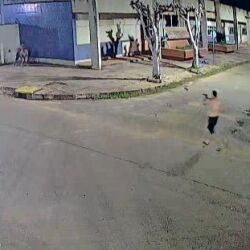 Policial ouviu os gritos de socorro da mulher e a salvou.