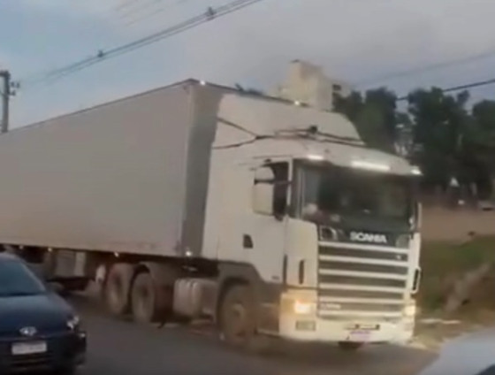Nas imagens gravadas por um morador, é possível ver o caminhão seguindo pela rua enquanto a fiação é arrancada. 