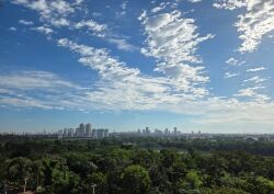 A qualidade do ar é considerada boa, e não há previsão de mudanças significativas nas condições climáticas até o fim do feriado