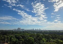 O dia será de muitas nuvens, mas com aberturas de sol ao longo da manhã e da tarde.