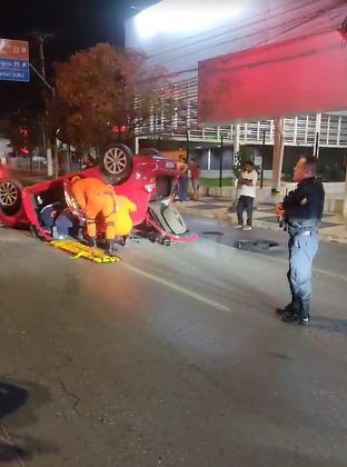 O condutor do veículo foi atendido ainda inconsciente e os primeiros procedimentos foram feitos ainda na ambulância.