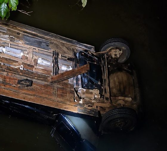 Populares retiraram as vítimas do carro já submerso, mas bombeiros constataram a morte do casal ainda às margens do rio