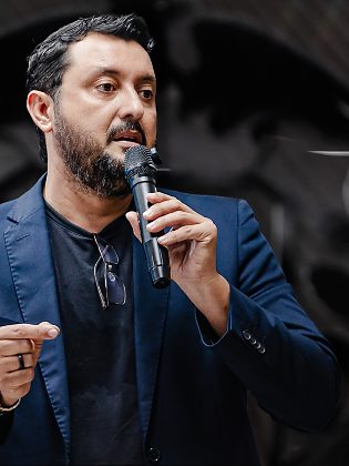 Allan Kardec Pinto Acosta Benitez é professor, servidor público, mestre e doutor pela UFMT, membro da Academia Mato-grossense de Letras e do Instituto Histórico e Geográfico de Mato Grosso.