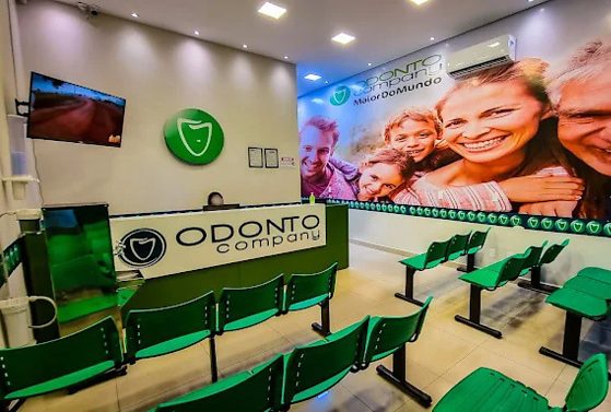 Odonto Company do Tijucal foi condenada a indenizar paciente por erro em implante dentário