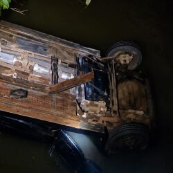 Populares retiraram as vítimas do carro já submerso, mas bombeiros constataram a morte do casal ainda às margens do rio