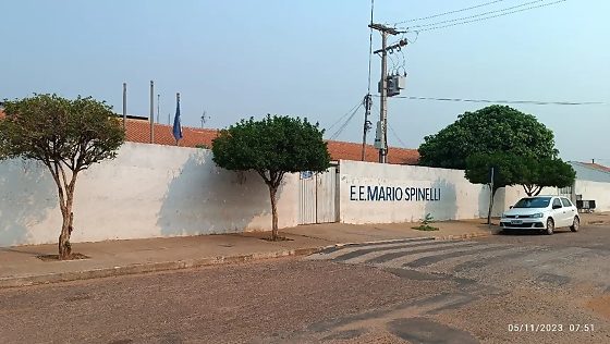 Tarado estava em frente à escola observando crianças.