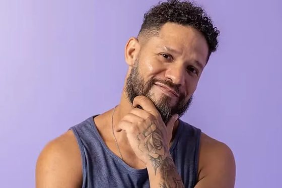 Durante a conversa, o carioca detalhou sua atuação como criador de conteúdo digital voltado ao público homoafetivo masculino e explicou a separação que faz entre sua orientação sexual pessoal e o seu direcionamento comercial no mercado de entretenime