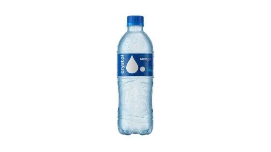 Garrafas de Água Crystal em prateleira de supermercado.