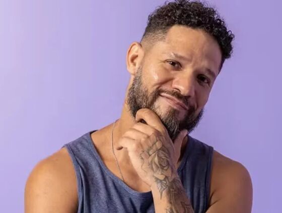 Durante a conversa, o carioca detalhou sua atuação como criador de conteúdo digital voltado ao público homoafetivo masculino e explicou a separação que faz entre sua orientação sexual pessoal e o seu direcionamento comercial no mercado de entretenime