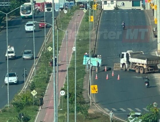 Até o momento, não há informações sobre o estado de saúde do motociclista nem sobre as circunstâncias que provocaram o acidente.