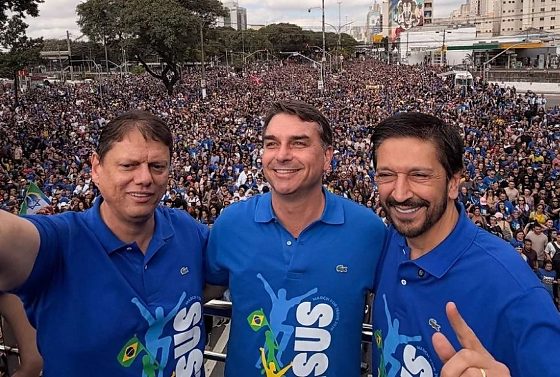 Flávio Bolsonaro participa de marcha em São Paulo ao lado de autoridades, como Tarcísio de Freitas, André Mendonça e Jorge Messias