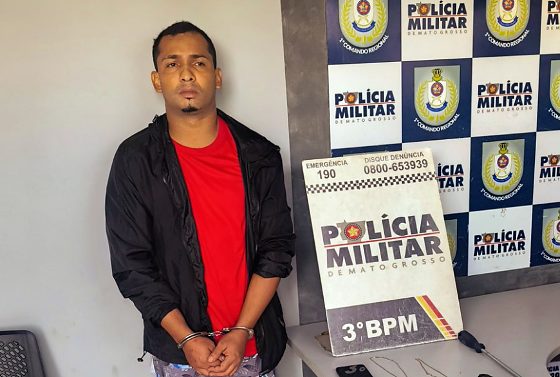 Um bandido foi preso, outro morreu e um terceiro criminoso está foragido.