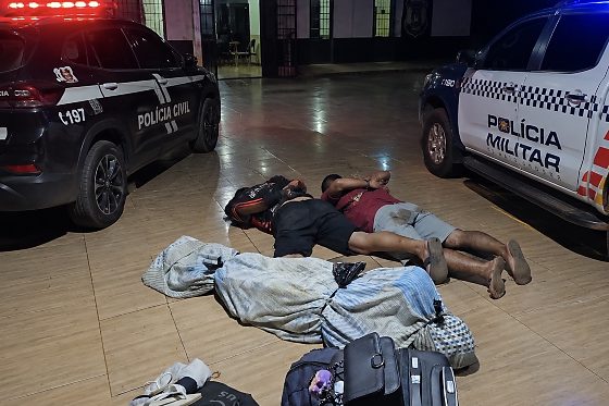Mulher teve corpo enrolado em lençol após horas de tortura.
