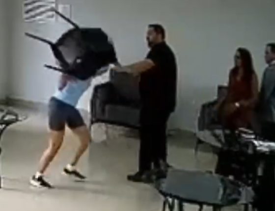 Mulher ameaçou agredir síndica com cadeira durante discussão.