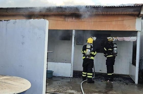 Irmã do autor e mãe da criança correu até um dos quartos para resgatar a filha.