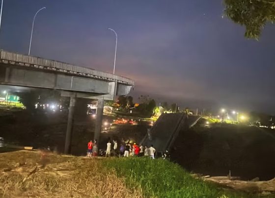 Segundo os bombeiros, cerca de 60% da ponte cedeu.