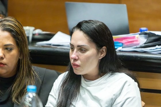 Monique em audiência judicial, mãe da criança Henry Borel.