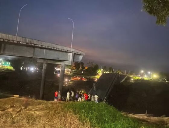 Segundo os bombeiros, cerca de 60% da ponte cedeu.