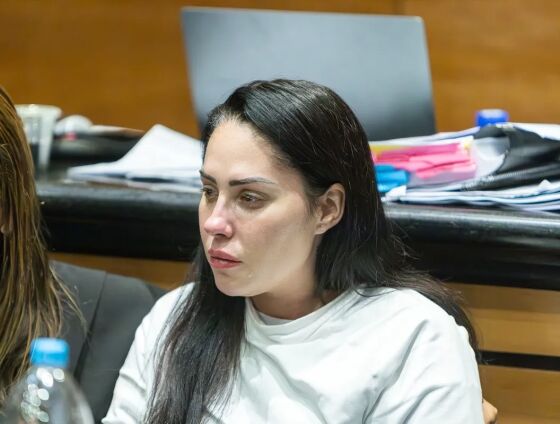 Monique em audiência judicial, mãe da criança Henry Borel.