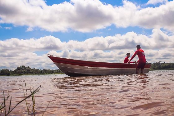 Bombeiros faz alerta para riscos em rios, cachoeiras e piscinas, destacando a importância da supervisão de crianças e a proibição de álcool antes do banho.