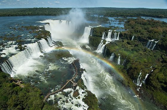 A ação, registrada em vídeo por outros visitantes neste sábado (06/06/2026), exigiu a intervenção imediata dos bombeiros civis do Parque Nacional do Iguaçu. A administração da reserva reforçou o caráter proibitivo e o risco de morte decorrente do des