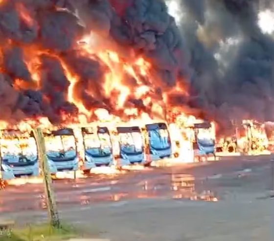 As chamas atingiram a frota da Viação Anchieta.