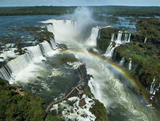 A ação, registrada em vídeo por outros visitantes neste sábado (06/06/2026), exigiu a intervenção imediata dos bombeiros civis do Parque Nacional do Iguaçu. A administração da reserva reforçou o caráter proibitivo e o risco de morte decorrente do des