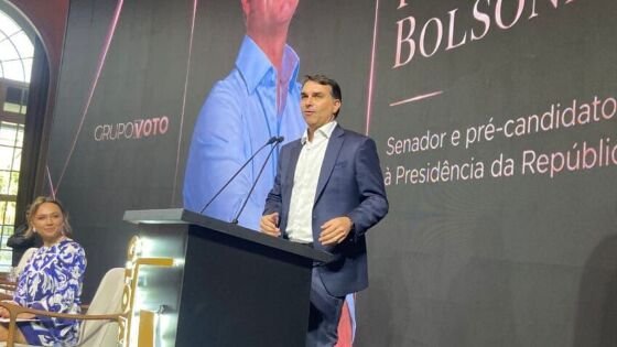 Flávio Bolsonaro durante evento político em São Paulo, 8 de junho de 2026.