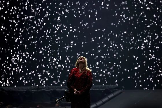 A cantora norte-americana Taylor Swift atingiu um marco histórico na indústria do entretenimento ao consolidar-se como a artista musical feminina mais rica do mundo. De acordo com o balanço patrimonial divulgado pela revista de economia Forbes, a for