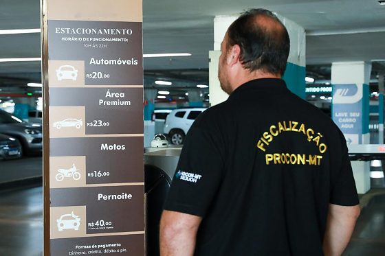 Fiscal do Procon-MT confere tabela de preços em estacionamento de shopping após aumento nas tarifas cobradas dos consumidores.
