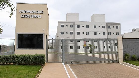 Moradora de Várzea Grande acionou a Justiça após receber apartamento sem piso na sala e nos quartos, apesar de a publicidade do empreendimento apresentar os ambientes revestidos.