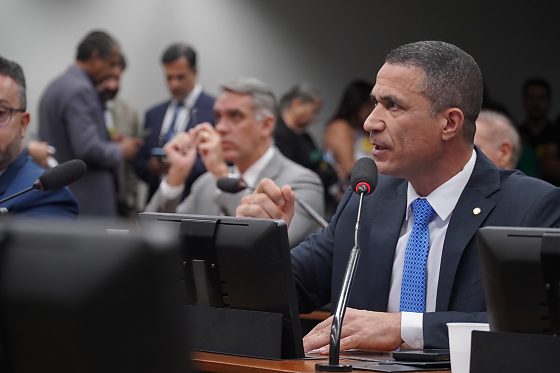 Coronel Assis afirma que o Brasil vive uma escalada da violência envolvendo adolescentes recrutados por facções criminosas.