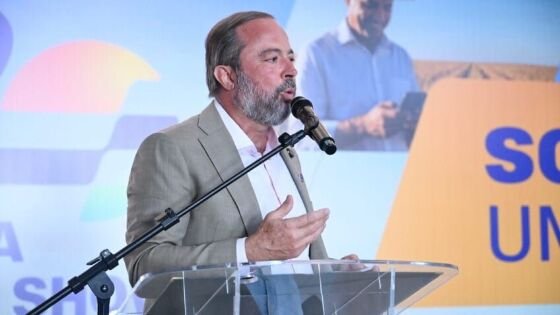 Ministro Alexandre Silveira durante reunião sobre etanol e gasolina.