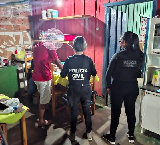 São cumpridos quatro mandados de prisão preventiva, dois mandados de internação provisória de adolescentes, nove mandados de busca e apreensão domiciliar, além de outras medidas cautelares, dentro de investigações conduzidas em inquérito policial ins