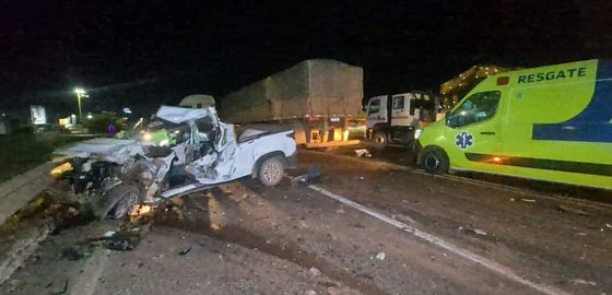 Condutor do caminhão afirmou que tentou evitar colisão com outro veículo que trafegava em baixa velocidade e sem sinalização