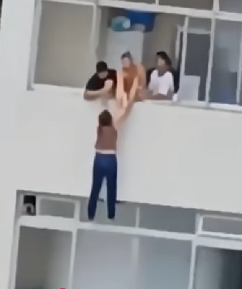 Três moradores resgataram a vítima. 