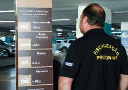 Fiscal do Procon-MT confere tabela de preços em estacionamento de shopping após aumento nas tarifas cobradas dos consumidores.