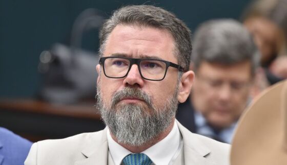 O deputado aponta que as cobranças representam “tributação permanente” sobre o patrimônio dos cidadãos